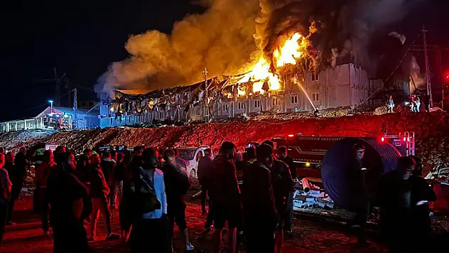 Adıyaman'da TOKİ şantiyesindeki konteyner yangını 2 saatte söndürüldü
