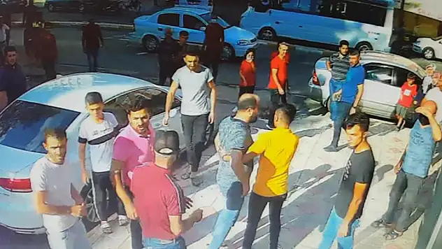 Adıyaman'da yolda kadının boğazını sıkan erkeğe meydan dayağı