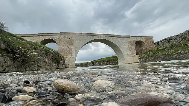 Adıyaman'daki tarihi Kızılin Köprüsü depremde zarar görmedi