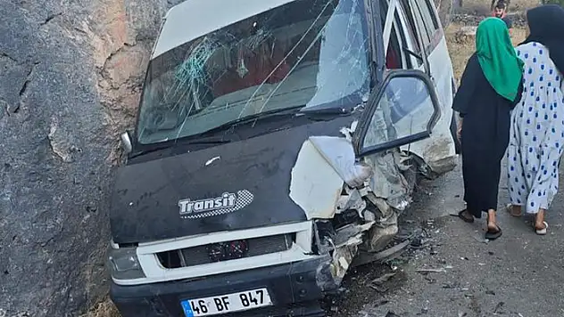 Adıyaman'da işçileri taşıyan 2 minibüs çarpıştı: 13 yaralı
