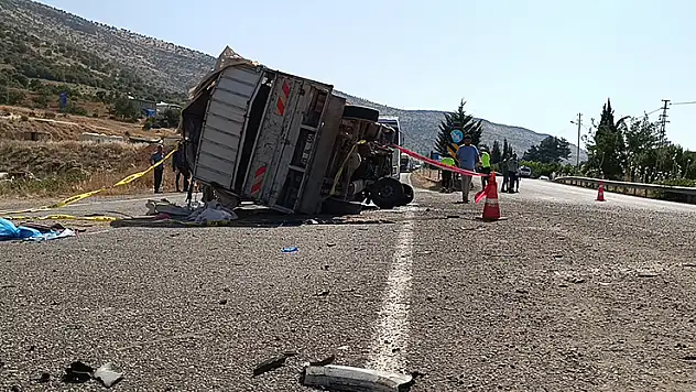 Adıyaman'da kamyonet ile otomobil çarpıştı: 1 ölü, 5 yaralı