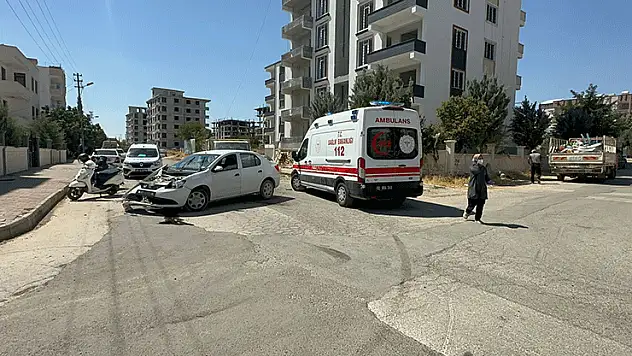 Adıyaman'da otomobil ile kamyonet çarpıştı: 2 yaralı