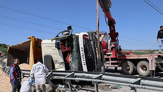 Adıyaman'da virajı alamayan tır devrildi: 1 ölü