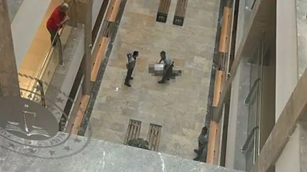 Adliyede dehşet! 3. kattan kendini attı!
