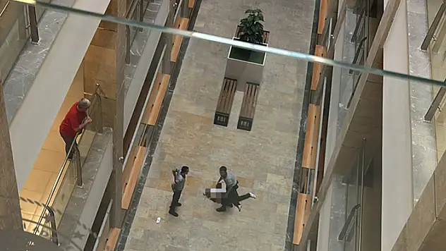 Adliyede eli kelepçeli 3'üncü kattan atlayan şüpheli, öldü
