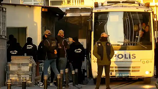 Adliyedeki terör saldırısında gözaltına alınan 95 şüpheli adliyeye sevk edildi

