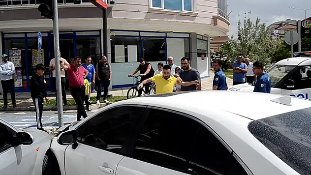 Adres, Aksaray! Eşi kaza yaptı: 'Arabam gitti' diyerek otomobili tekmeledi

