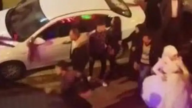 Adres: Esenyurt! Gelin düğünü bıraktı kavga ayırdı
