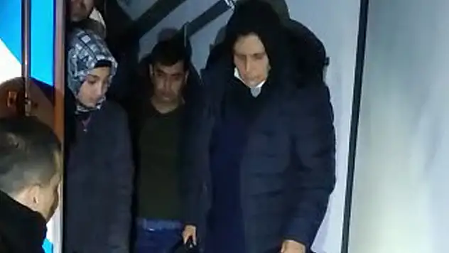 Adres: İstanbul! 'Kaçak et taşıyoruz' dedikleri araçtan 23 kaçak ve 2 FETÖ şüphelisi çıktı