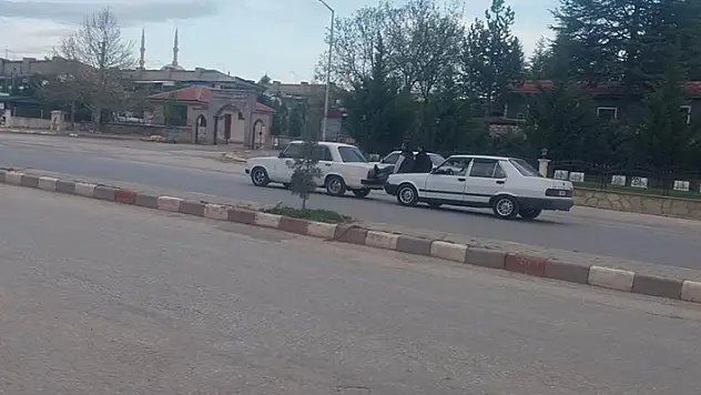 Adres Konya: Kaputa oturup öndeki otomobili ittiler
