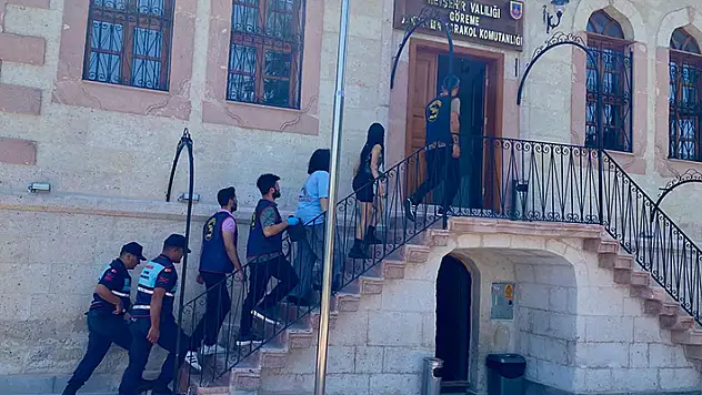 Adres: Nevşehir! Arnavutluk vatandaşının kafeteryada unuttuğu çantayı çalan Güney Koreli 2 turist yakalandı