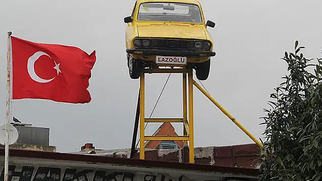 Adres tarifini çatıdaki otomobile göre yapıyor