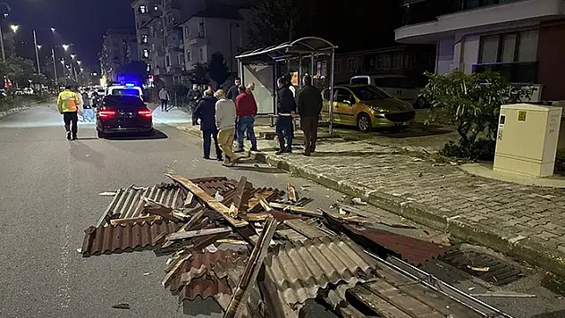 AFAD: Yurt genelindeki fırtınada 2 kişi öldü, 4'ü asker 10 kişi yaralandı

