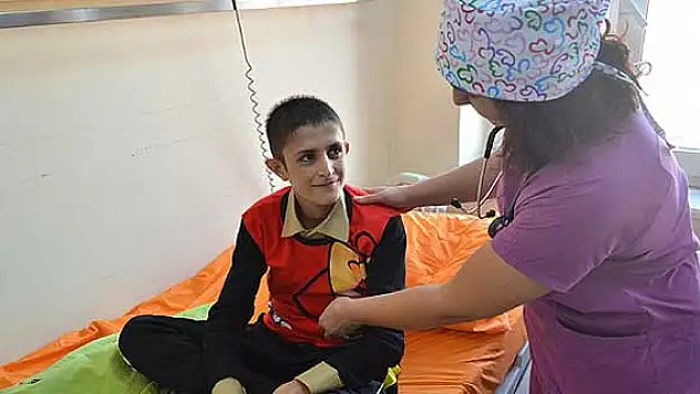 Afgan çocuğun yaralarını Türkiye sardı