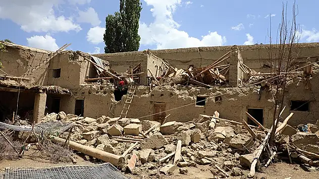 Afganistan'da 6,3 büyüklüğünde deprem
