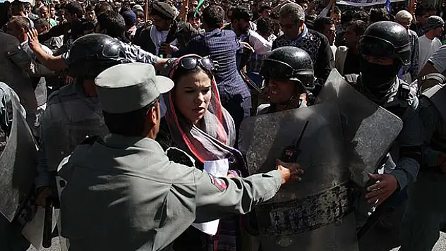 Afganistan'da tehlikeli yürüyüş