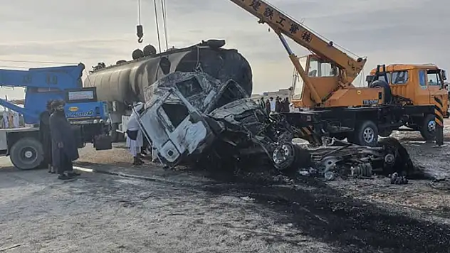 Afganistan'da otobüs yakıt tankerine çarptı: 21 ölü, 38 yaralı
