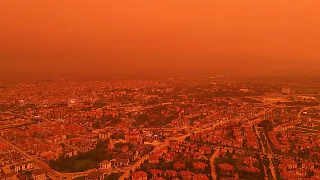 Afrika'dan gelen toz nedeniyle Bolu'da gökyüzü kırmızı, mor ve sarı renklerine büründü
