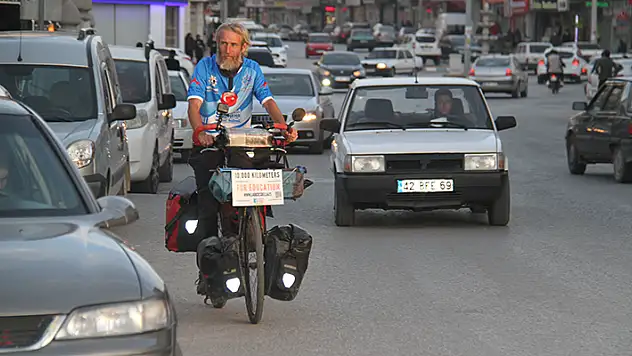 Afrikalı çocuklar için pedal çeviren İspanyol turist Konya'da mola verdi
