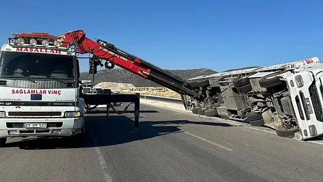 Afyonkarahisar'da boş çuval taşıyan tır devrildi, 3 kişi yaralandı
