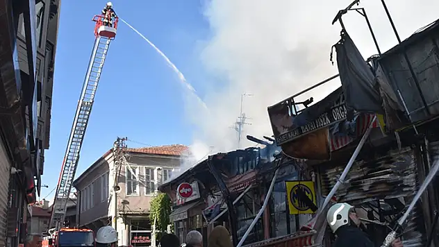 Afyonkarahisar'da çıkan yangında 15 iş yeri kullanılamaz hale geldi

