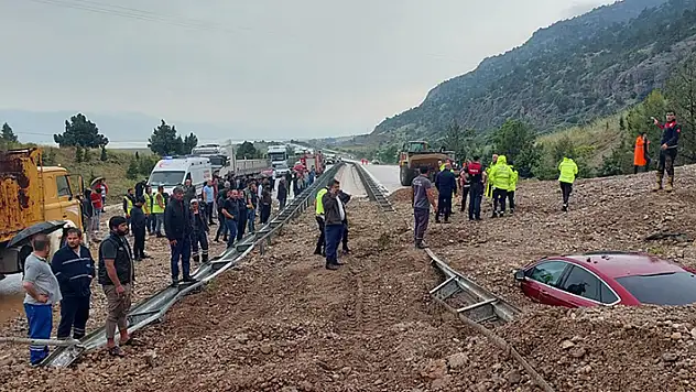 Afyonkarahisar'da heyelanda iki araç toprak altında kaldı, 1 kişi öldü, 1 kişi yaralandı