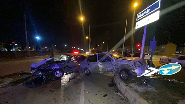 Afyonkarahisar'da iki otomobil çarpıştı, 7 kişi yaralandı
