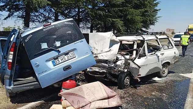 Afyonkarahisar'da kafa kafaya çarpışan araçlardaki 2 kişi öldü, 1 kişi yaralandı
