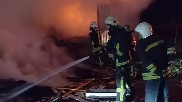 Afyonkarahisar'da marangoz dükkanı alevlere teslim oldu
