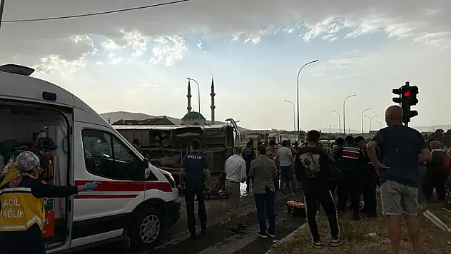 Afyonkarahisar'da midibüs ile kamyonet çarpıştı, 33 kişi yaralandı
