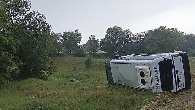 Afyonkarahisar'da minibüs devrildi: 14 yaralı
