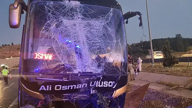 Afyonkarahisar'da otobüs bariyerlere çarptı: 2 yaralı
