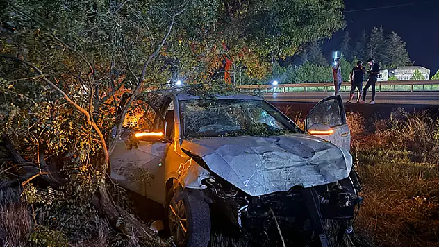 Afyonkarahisar'da otomobiller çarpıştı 2 kardeş öldü, 3 yaralı
