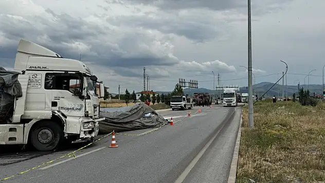 Afyonkarahisar'da tır ile kamyonetin çarpışması sonucu 2 kişi öldü, 1 kişi yaralandı
