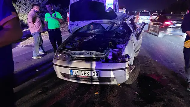 Afyonkarahisar'da tırla otomobilin çarpıştığı kazada 5 kişi yaralandı
