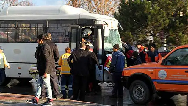 Afyonkarahisar'da trafik kazası: 22 yaralı