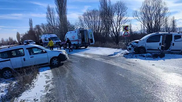 Afyonkarahisar'da trafik kazası, 6 kişi yaralandı
