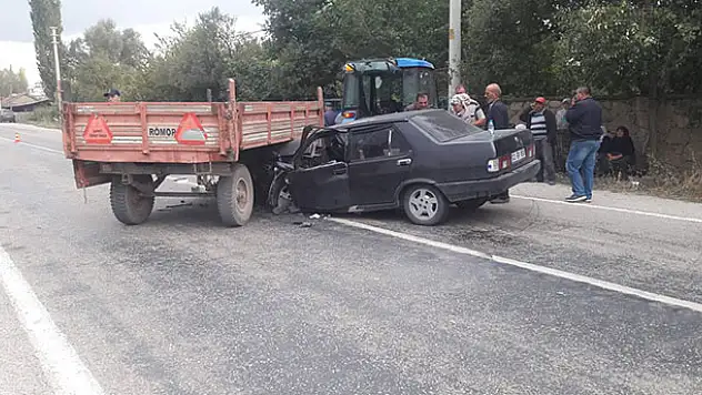 Afyonkarahisar'da traktör ile otomobil çarpıştı: 5 yaralı