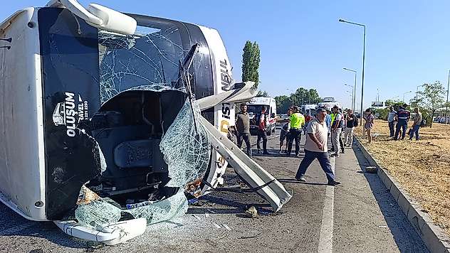 Afyonkarahisar'da yolcu otobüsü devrildi: 22 yaralı