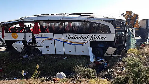 Afyonkarahisar'da yolcu otobüsü devrildi: 1 ölü, 40 yaralı