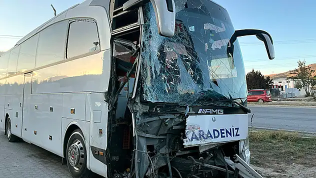 Afyonkarahisar'da yolcu otobüsü ile kamyon çarpıştı: 1 ölü, 19 yaralı

