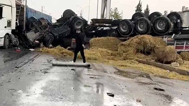 Afyonkarahisar'da zincirleme kaza kamerada: 2 ölü, 12 yaralı

