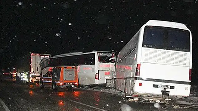 Afyonkarahisar'da zincirleme trafik kazası: 1 ölü, 15 yaralı