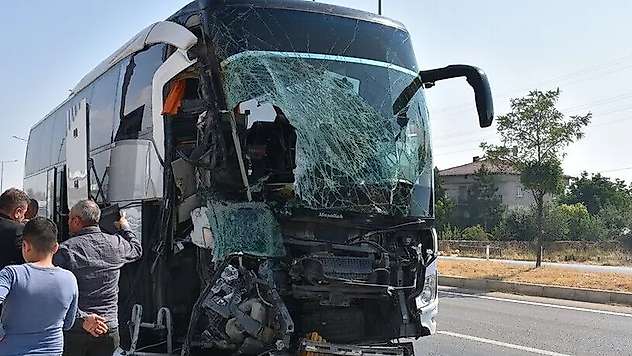 Afyonkarahisar'daki kazada can pazarı! 1 kişi öldü, 15 kişi yaralandı