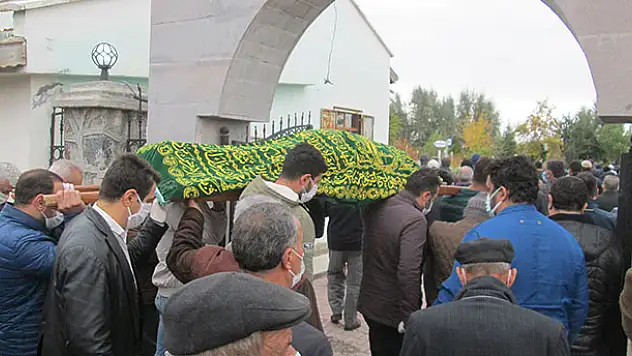 Afyonkarahisar'daki kazada yaşamını yitiren tır sürücüsünün cenazesi Konya'da toprağa verildi