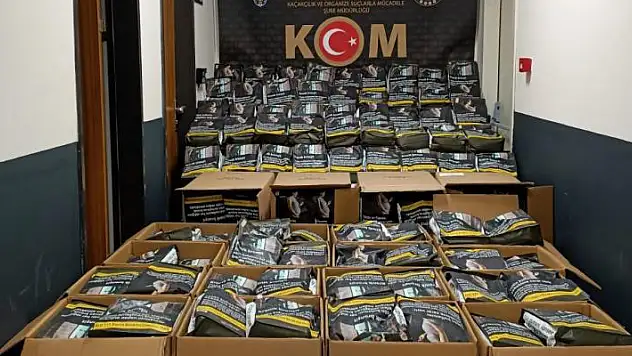 Afyonkarahisar-Konya kara yolu üzerinde durdurulan kamyonette 10 bin adet kaçak makaron ile tütün ele geçirildi