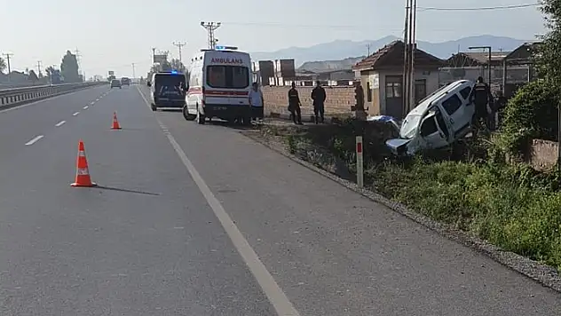 Afyonkarahisar-Konya kara yolunda fabrika duvarına çarpan araçta 1 kişi öldü, 1 kişi yaralandı
