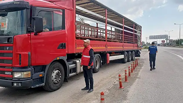 Afyonkarahisar-Konya kara yolunda hayvan taşıyan araçlar denetlendi
