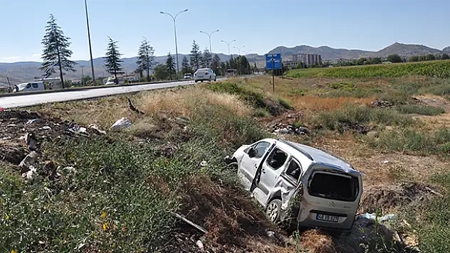 Afyonkarahisar-Konya kara yolunda kaza: Kontrolden çıkan otomobil telefon direğini devirip şarampole düştü