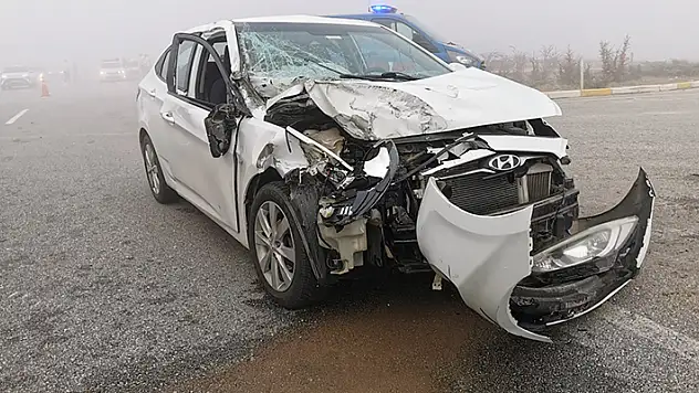 Afyonkarahisar -Konya kara yolunda otomobil traktör römorkuna çarptı: 7 kişi yaralandı